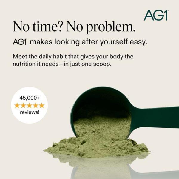 A clean, high-contrast ad featuring a scoop of powder and strong social proof to build immediate consumer trust.